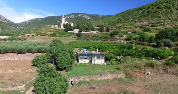 Iglesia de San Nicolás en Komiza — Vídeo de stock