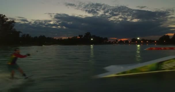 Wakeboarder slajdy na szynę — Wideo stockowe