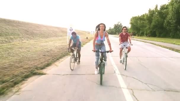 サイクリング中のキスを送信する女性 — ストック動画