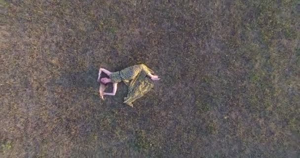 Frau liegt im Gras — Stockvideo