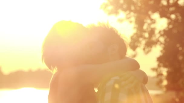 Couple embrasser au coucher du soleil — Video