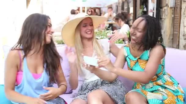 Femmes prenant des selfies — Video