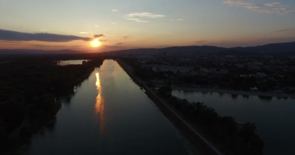 Ηλιοβασίλεμα στη λίμνη Jarun στο Ζάγκρεμπ — Αρχείο Βίντεο