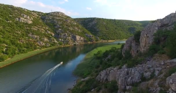 Моторний човен мчить по річці Zrmanja — стокове відео