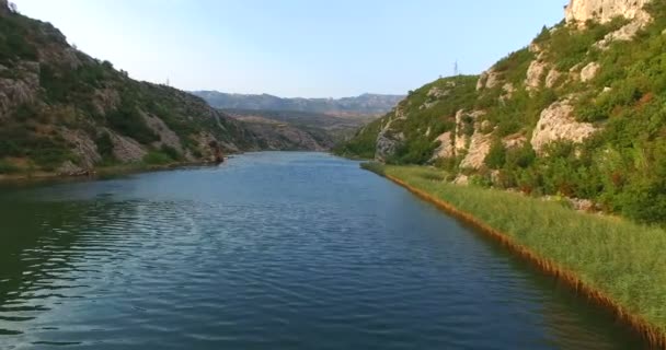 Пташиного польоту Zrmanja річки, Хорватія — стокове відео