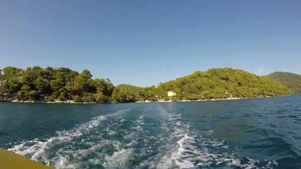 Olas detrás de barco de velocidad — Vídeo de stock