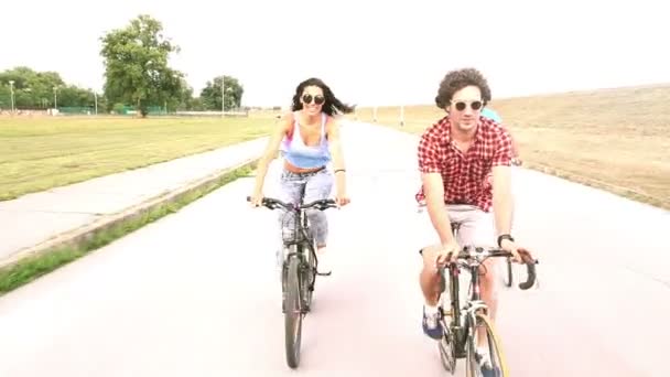 Adultos ciclismo ao ar livre — Vídeo de Stock