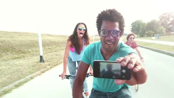 Ενήλικες ποδηλασία και λαμβάνοντας selfies — Αρχείο Βίντεο