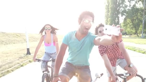 Erwachsene fahren Fahrrad und machen Selfies — Stockvideo
