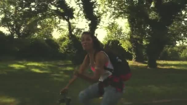 Mulher desfrutando de ciclismo — Vídeo de Stock