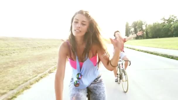Donna invio baci durante il ciclismo — Video Stock