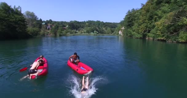 femme sautant du canot 