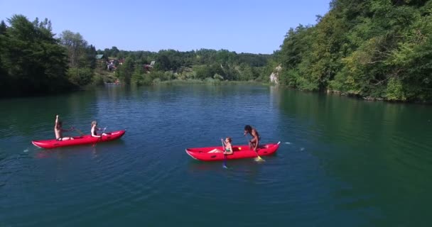 Friends paddling canoes — Stock Video
