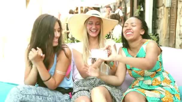 Femmes prenant des selfies — Video