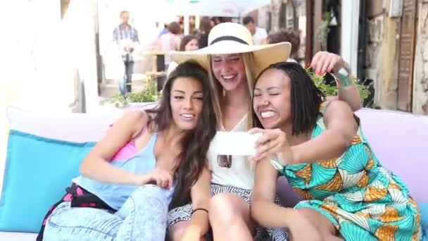 Femmes prenant des selfies — Video