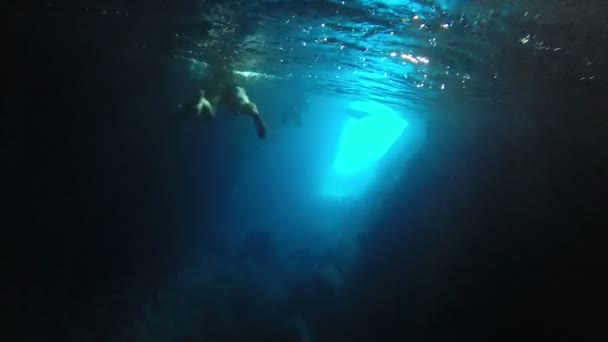 Menschen schwimmen in Höhle — Stockvideo