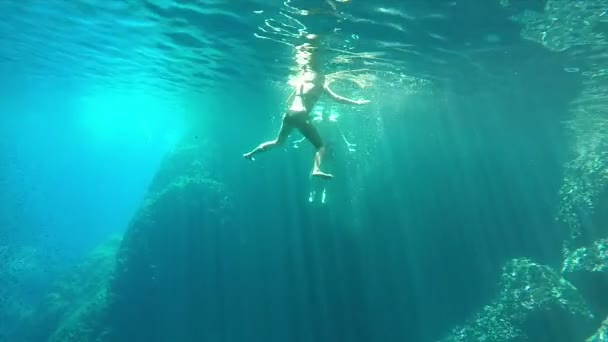 Casal nadando na caverna — Vídeo de Stock