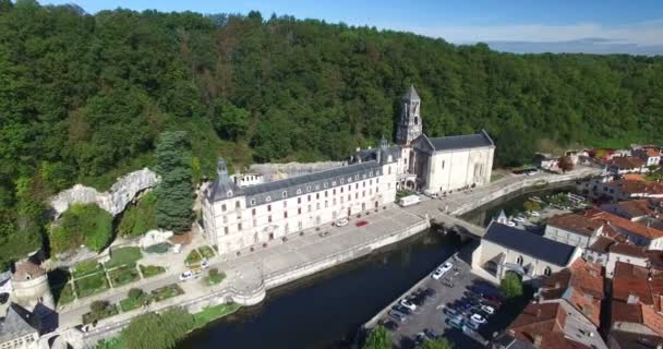 Abadía benedictina de Brantome y río — Vídeos de Stock