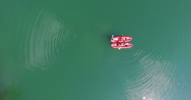 Amigos en canoas en el día de verano — Vídeo de stock