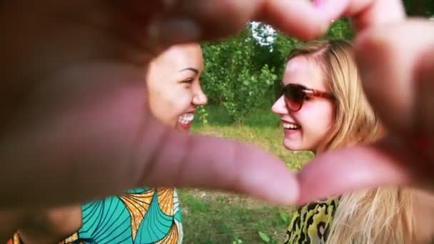 Donne che mandano amore alla macchina fotografica — Video Stock