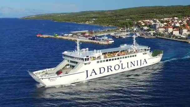Ferry deixando porto em Supetar — Vídeo de Stock