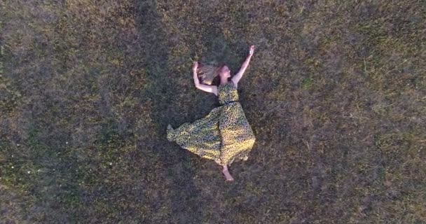 Woman lying in grass — Stock Video