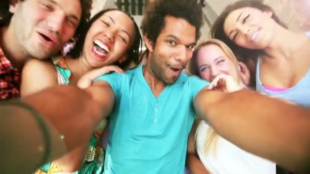 Cinco amigos tirando selfie — Vídeo de Stock