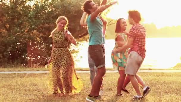 Five friends dancing at sunset — Stock Video