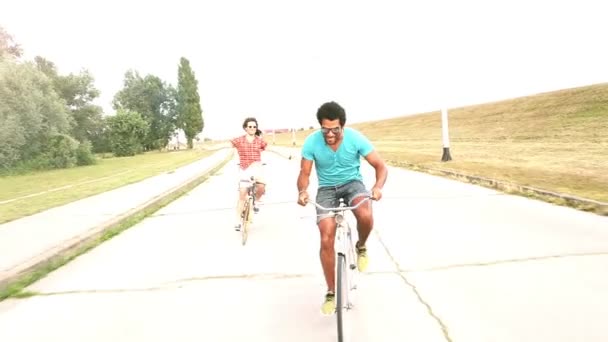 Adultos ciclismo al aire libre — Vídeo de stock