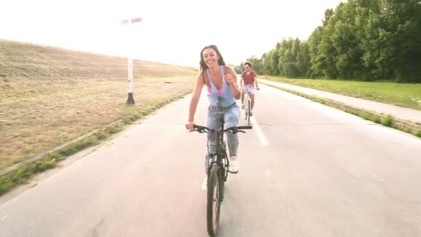 Жінка посилає поцілунки під час їзди на велосипеді — стокове відео