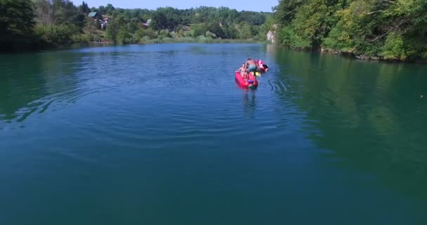 Amigos remando canoas — Vídeos de Stock