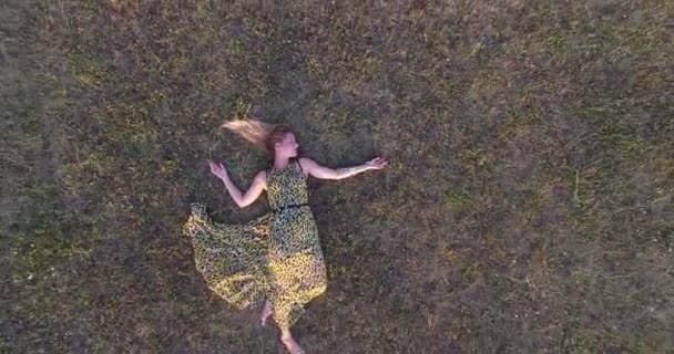 Mulher deitada na grama — Vídeo de Stock