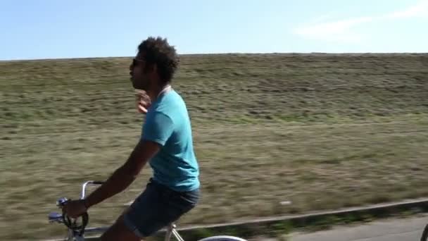 Hombres disfrutando del ciclismo — Vídeo de stock