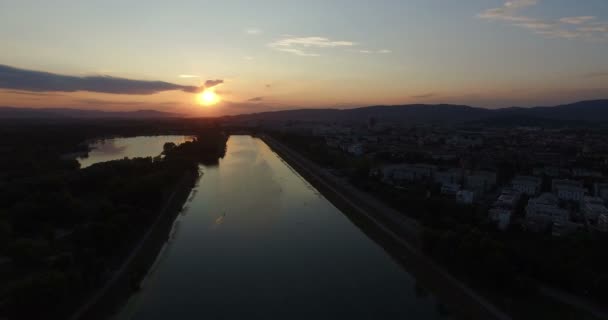 Ηλιοβασίλεμα στη λίμνη Jarun στο Ζάγκρεμπ — Αρχείο Βίντεο