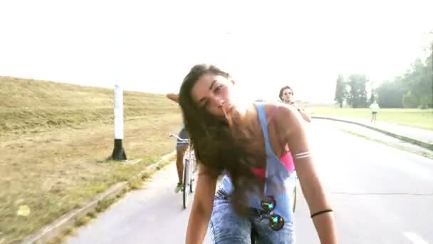 Donna invio baci durante il ciclismo — Video Stock