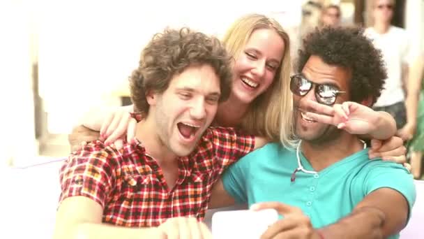 Férfi és nő vesz selfies — Stock videók