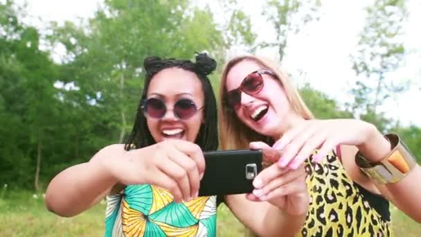 Mulheres que tomam selfies — Vídeo de Stock