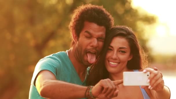 Coppia prendendo un selfie divertente — Video Stock