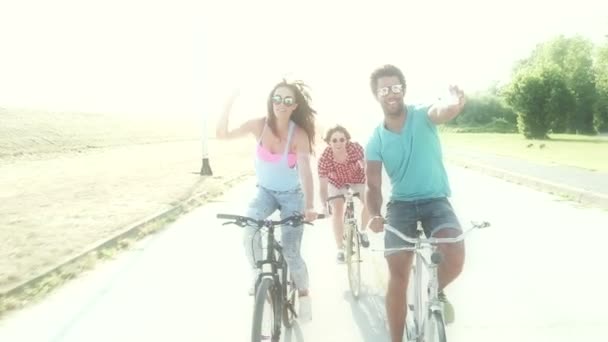 Adultos que pedalean y toman selfies — Vídeo de stock