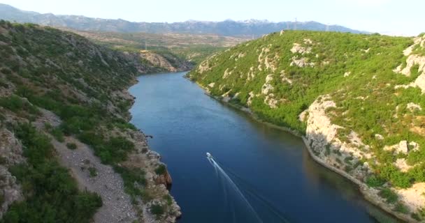 Моторний човен мчить по річці Zrmanja — стокове відео