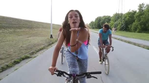 Žena, posílat polibky při cyklistice — Stock video