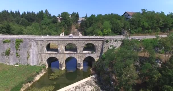 Tounj brug over de rivier Tounjcica — Stockvideo