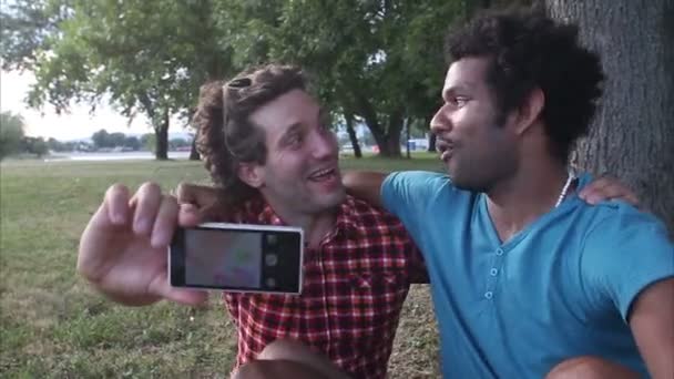 Chicos divirtiéndose tomando una selfie — Vídeos de Stock