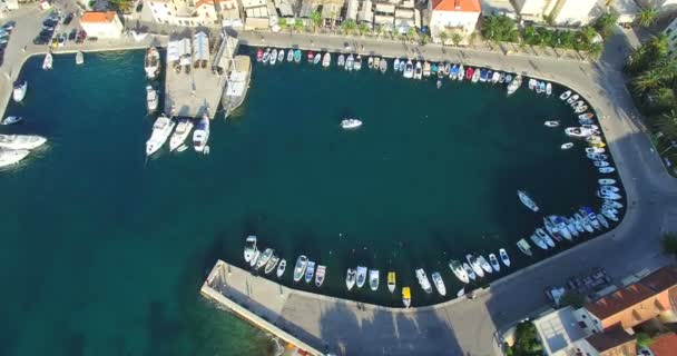 Bateau entrant dans la marina Supetar — Video