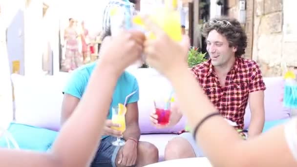 Друзья пьют коктейли в кафе — стоковое видео