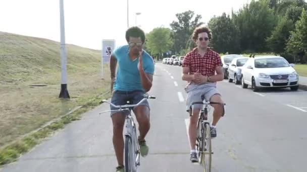 Adultos ciclismo al aire libre — Vídeo de stock