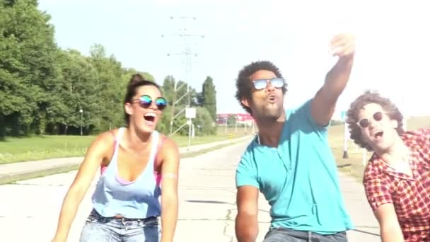 Взрослые катаются на велосипеде и делают селфи — стоковое видео