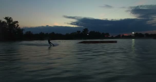 Wakeboarder jumps over the kicker — Stok Video