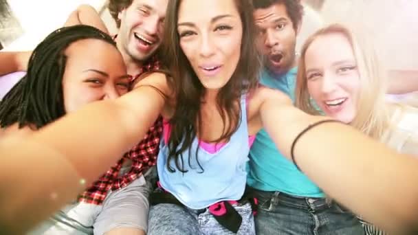 Cinco amigos tomando selfie — Vídeo de stock