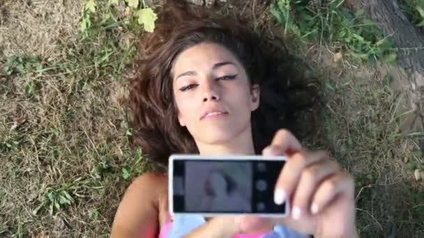 Vänner att ta en selfie — Stockvideo